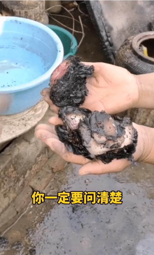 阜陽民房起火，老人的‘防老錢’化成了一堆黑炭